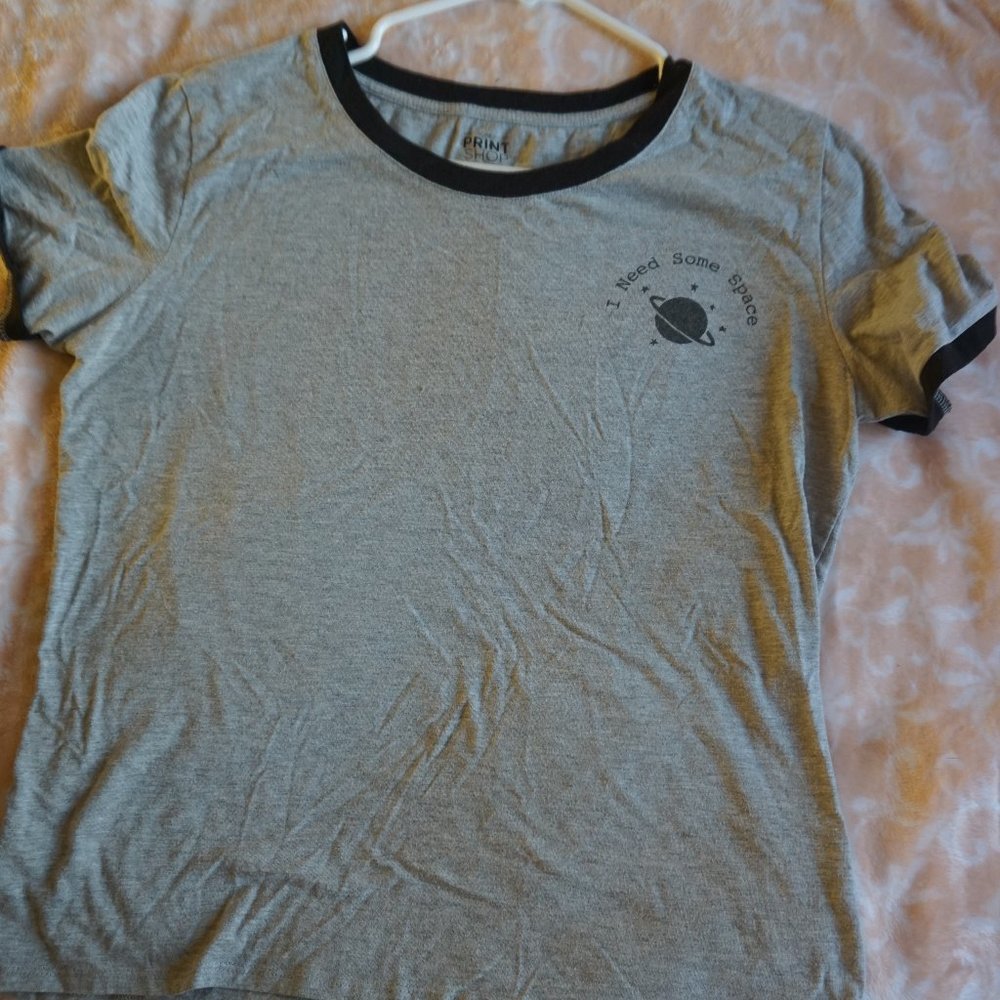 Tee Shirt "I need some space"Grey and Black Tumblr